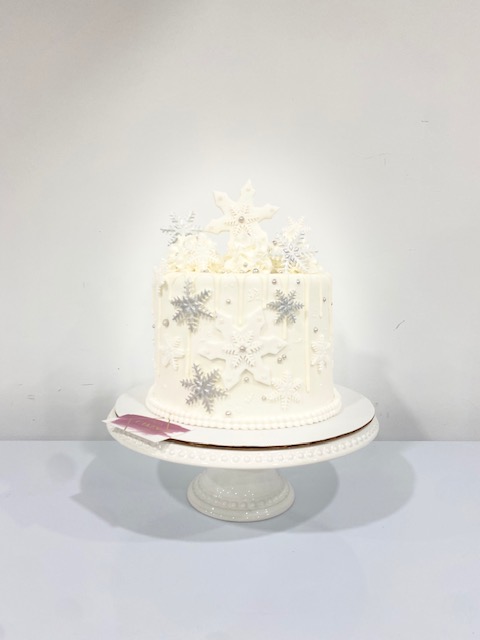 13 Winter Wedding Cakes We're Absolutely Obsessed With